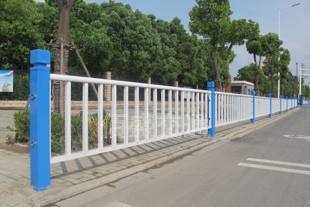 桥梁护栏在使用中要远离酸和碱